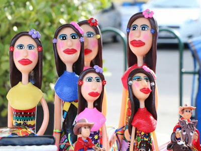 Foto: Peças de artesanato local, bonecas.